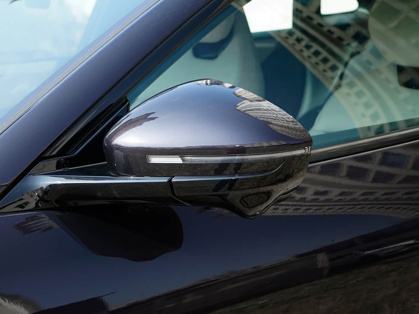 Mazda EZ-60: Vista trasera en tres cuartos