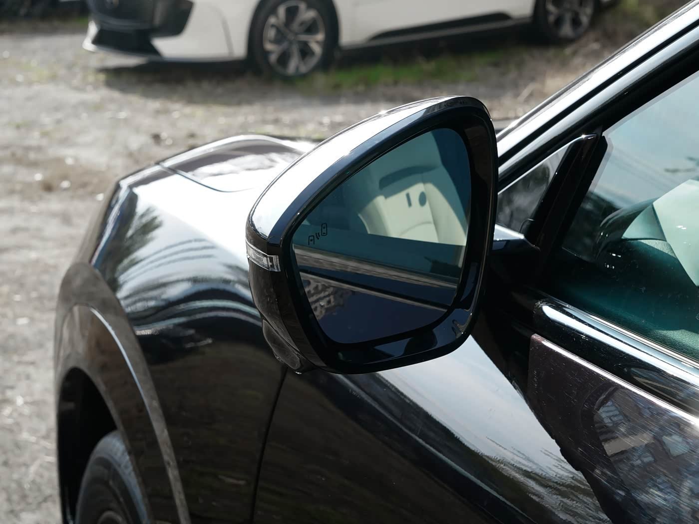 Mazda EZ-60: Espejo lateral y ventana
