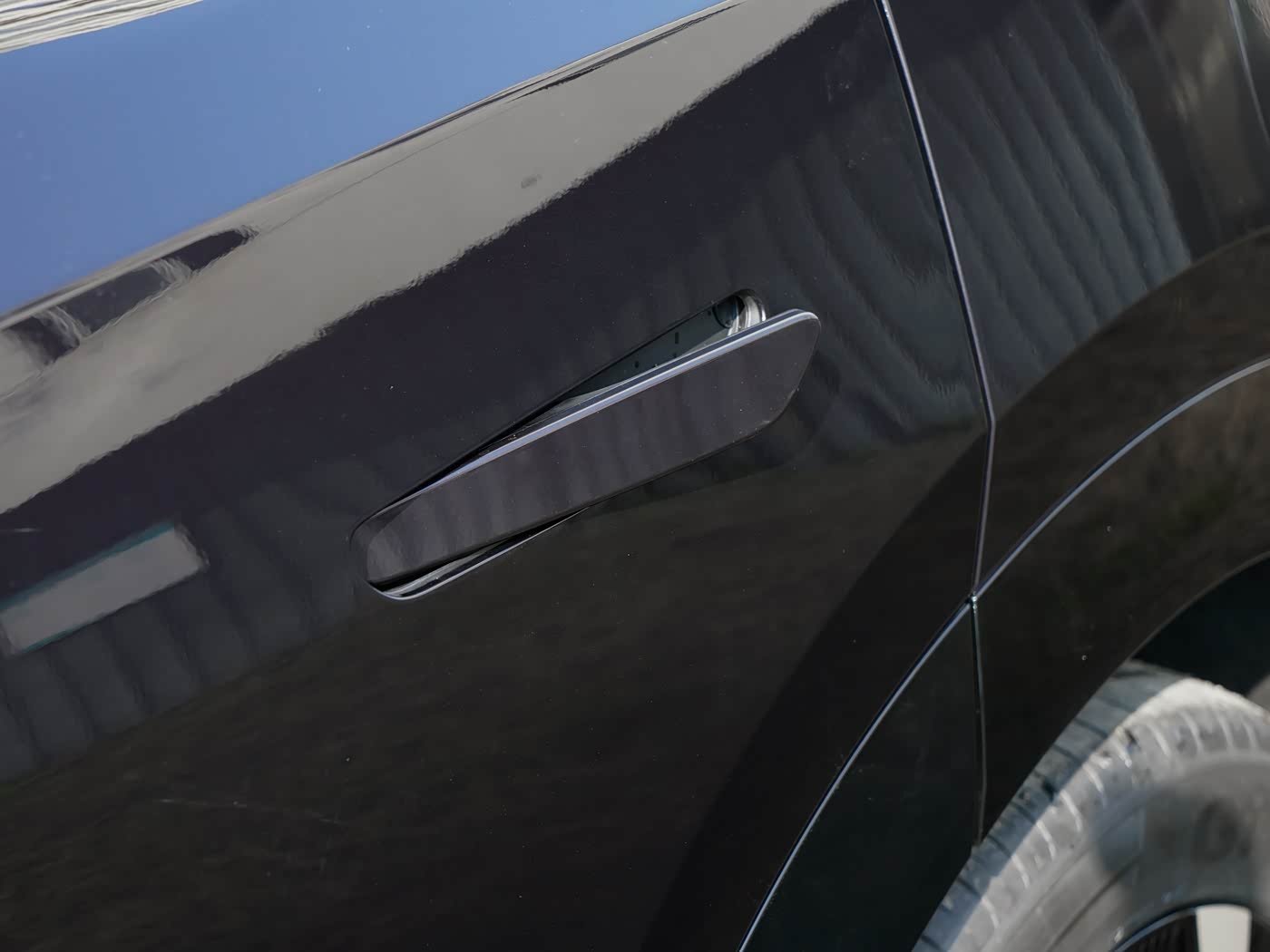 Mazda EZ-60: Manija de puerta al ras