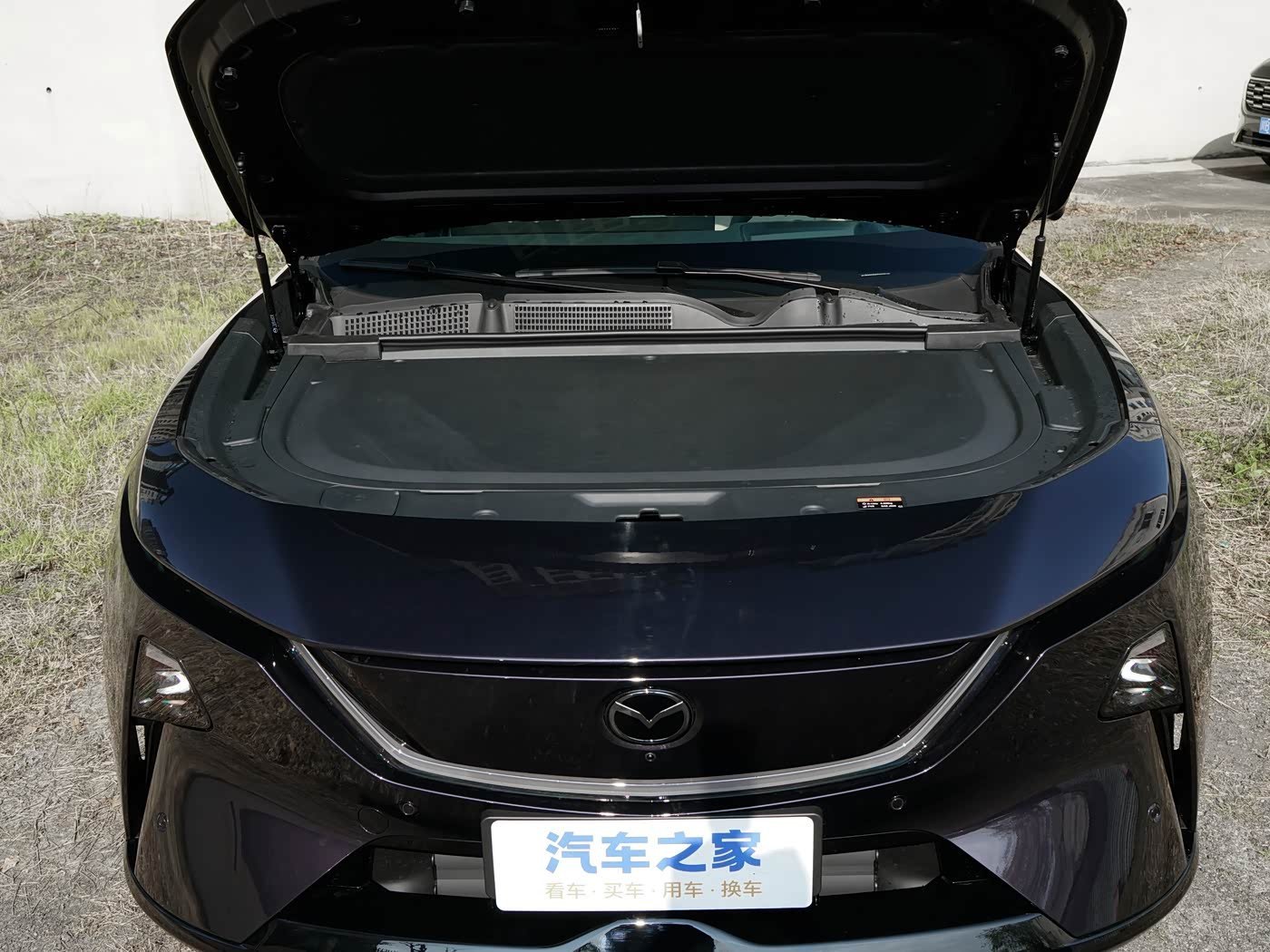 Mazda EZ-60: Compartimiento delantero abierto