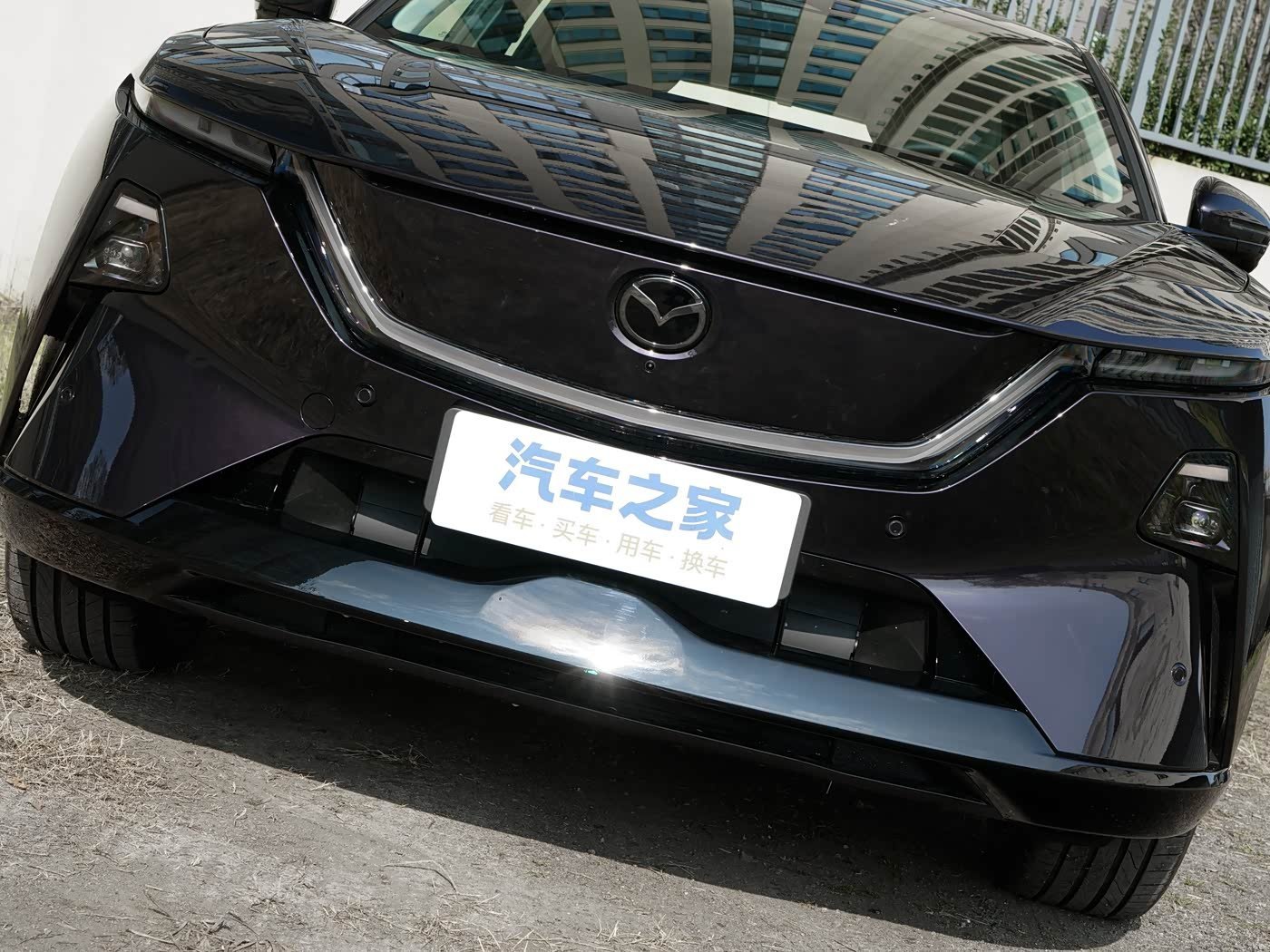 Mazda EZ-60: Frente y faros