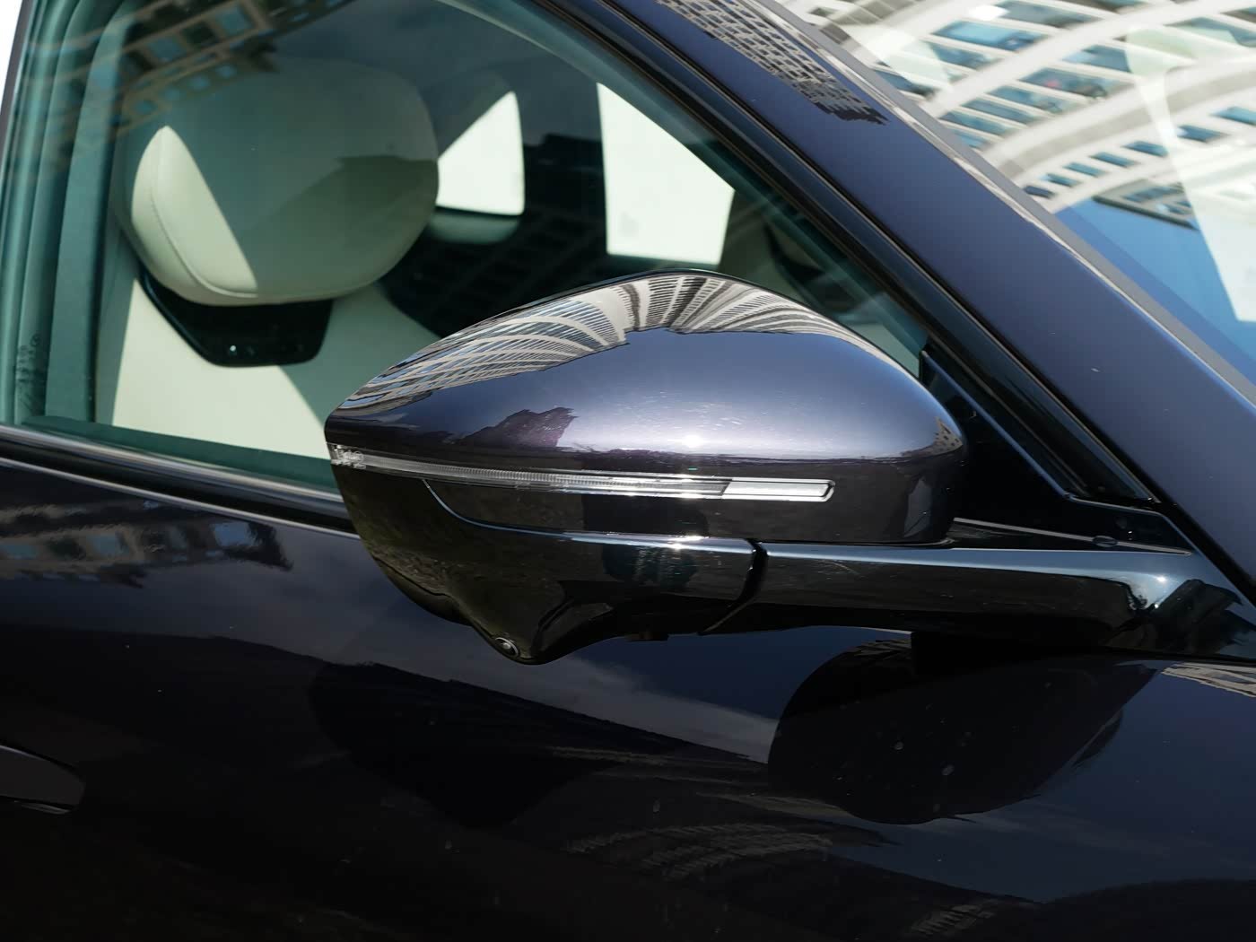 Mazda EZ-60: Espejo lateral y franja luminosa