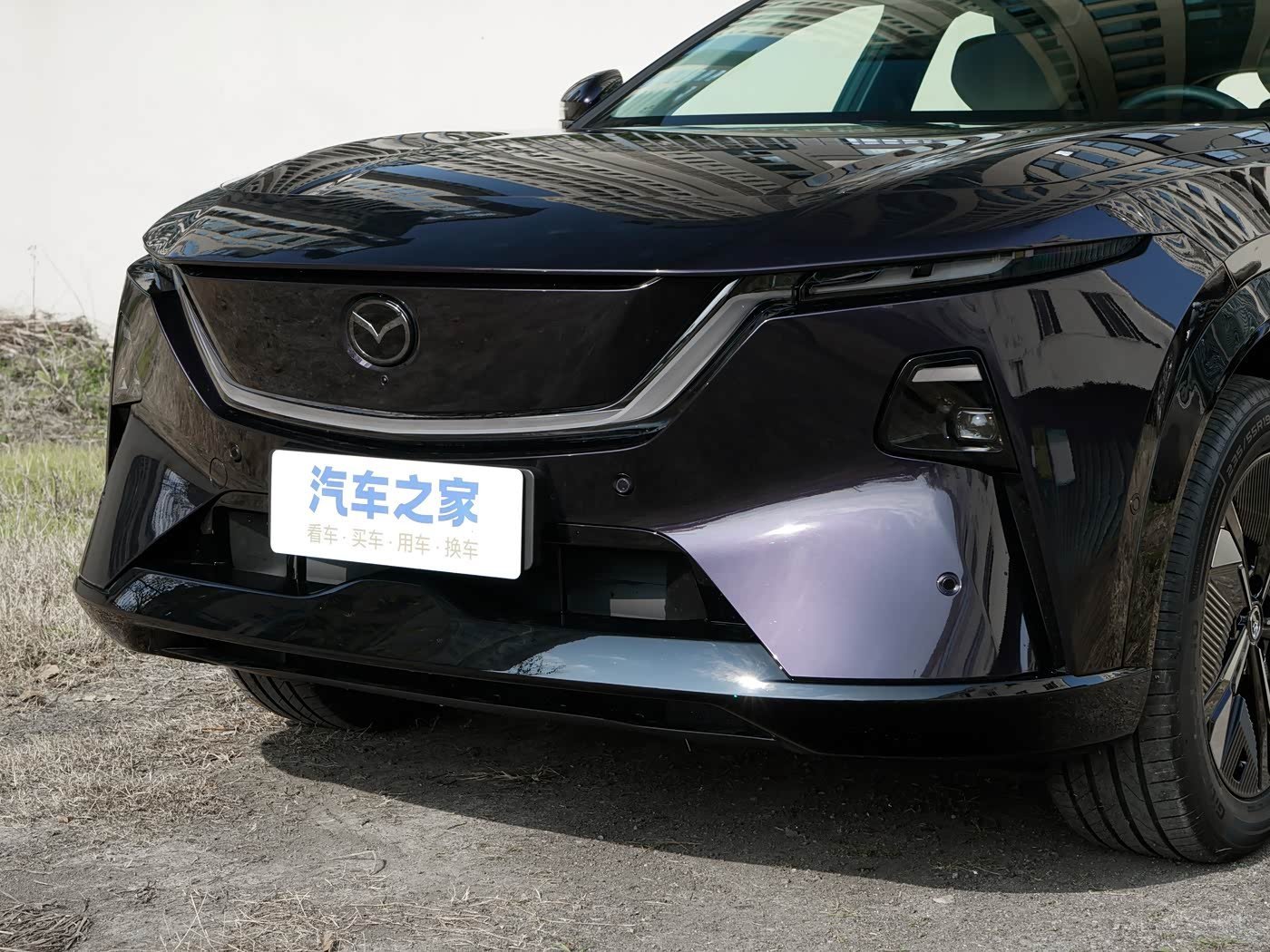 Mazda EZ-60: Rueda y neumático