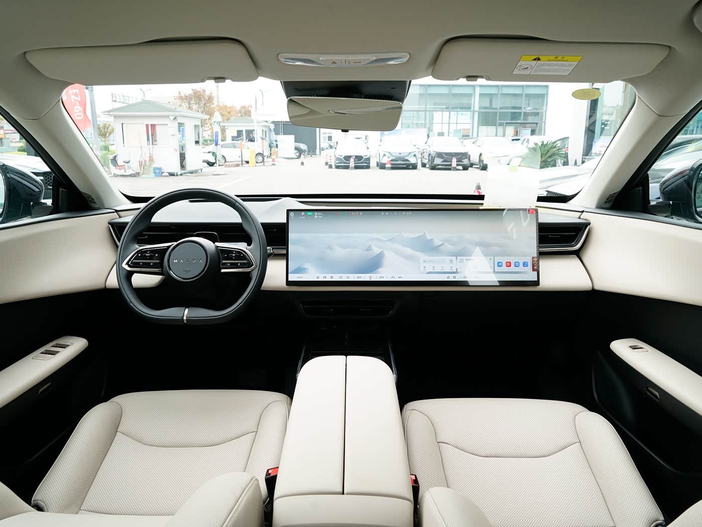 Mazda EZ-60, interior Blanco, foto 1