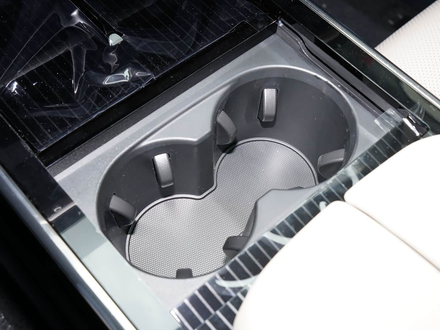 Mazda EZ-60, interior Blanco, foto 10
