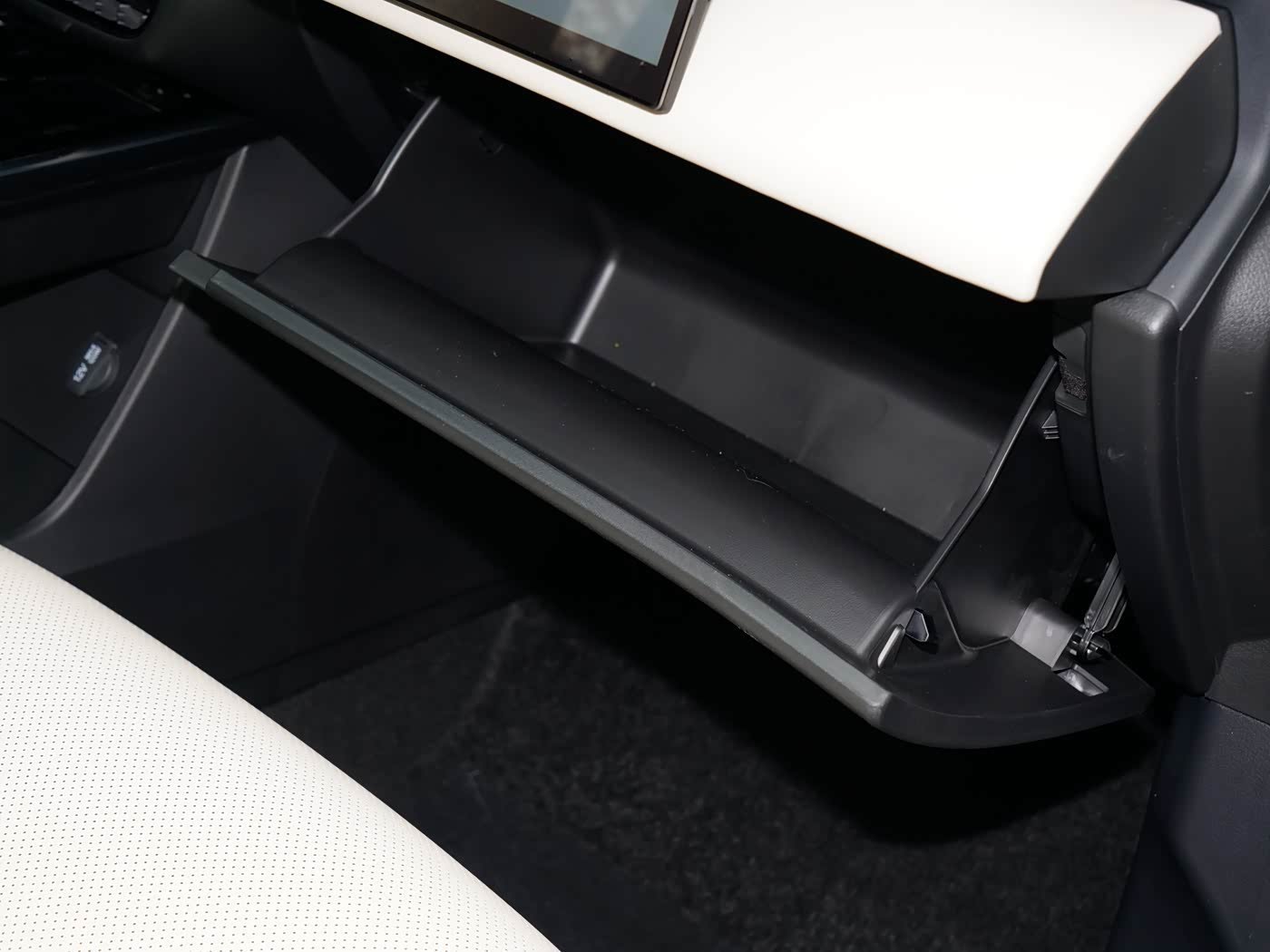 Mazda EZ-60, interior Blanco, foto 15