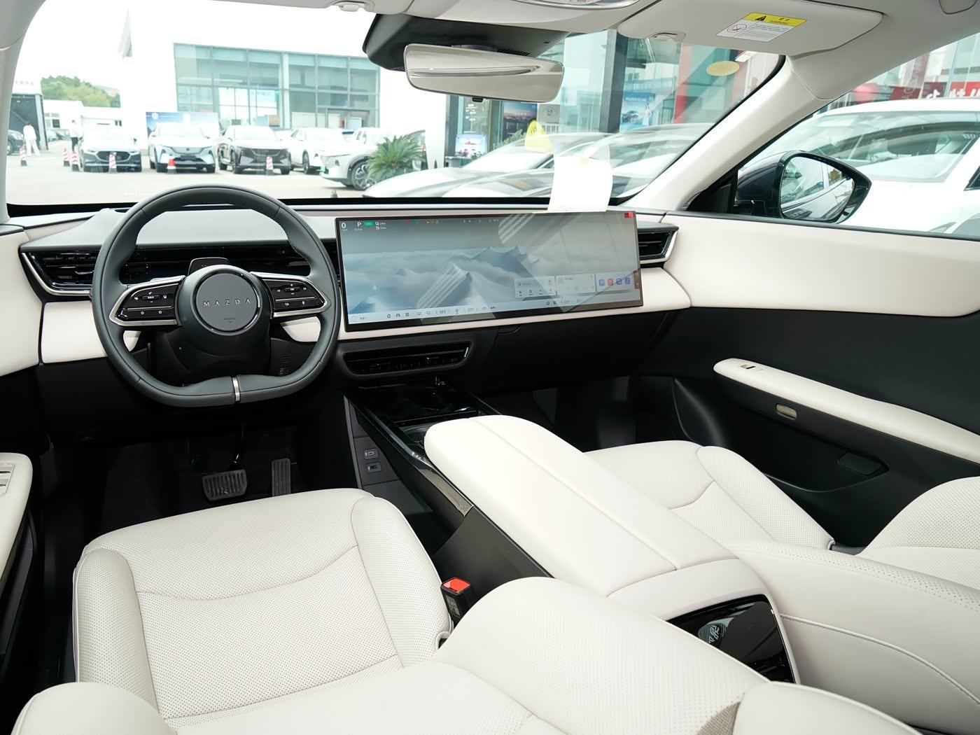 Mazda EZ-60, interior Blanco, foto 2