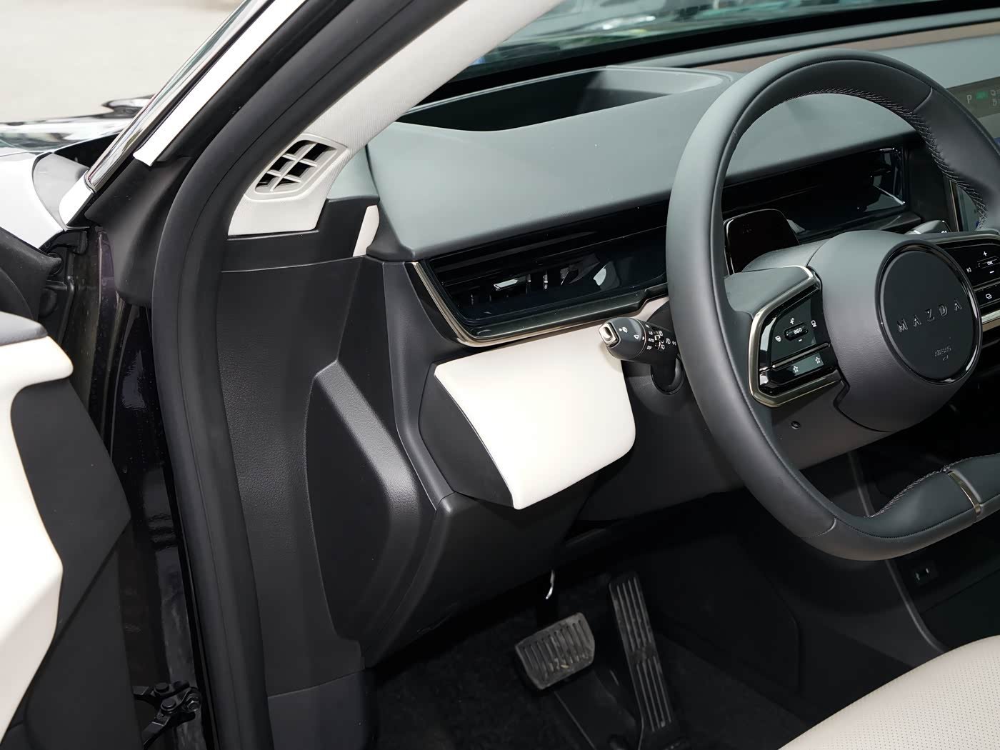Mazda EZ-60, interior Blanco, foto 3