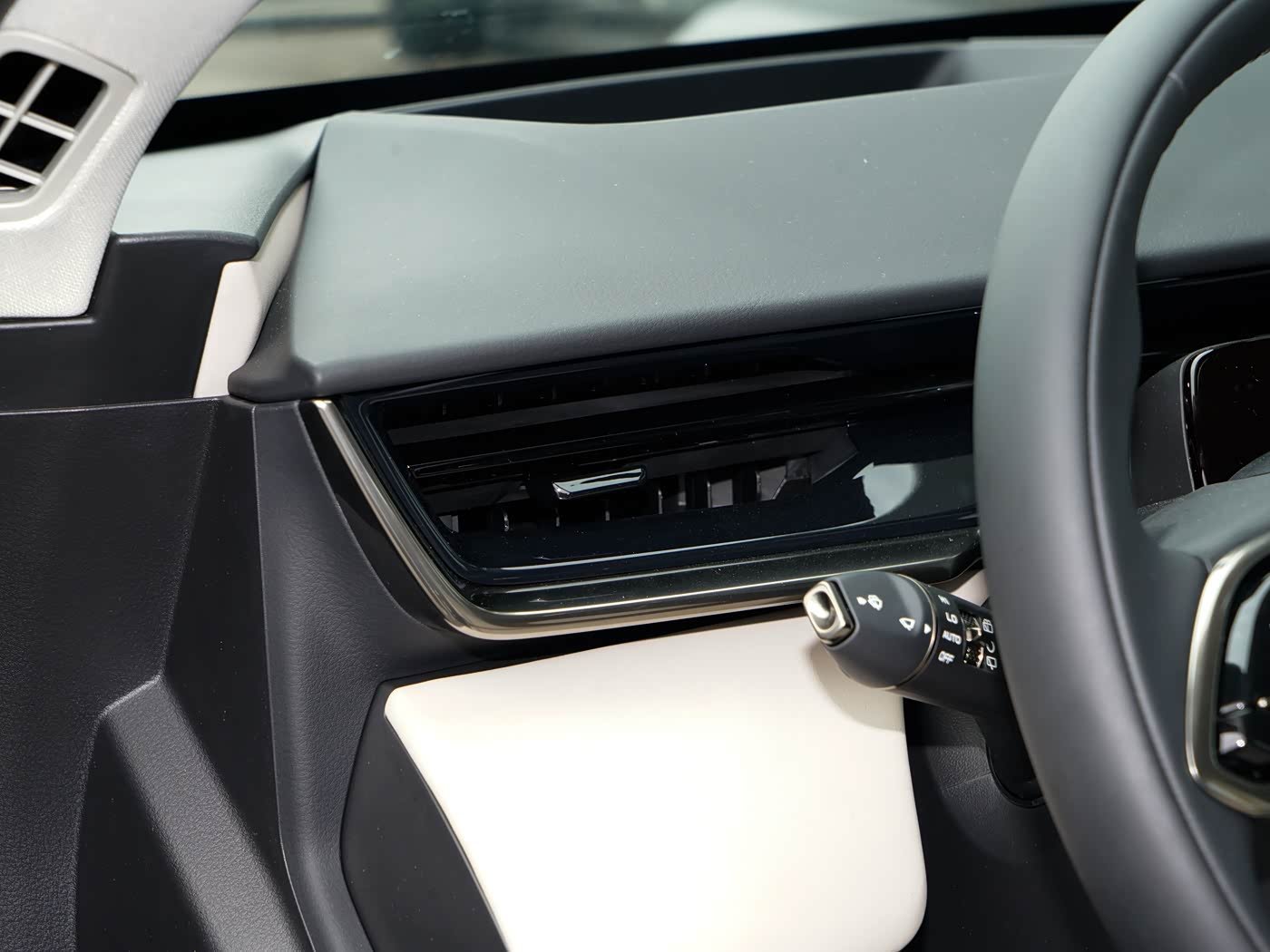 Mazda EZ-60, interior Blanco, foto 4
