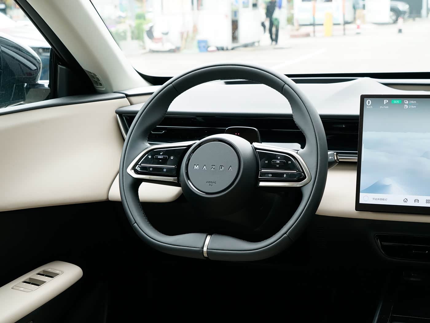 Mazda EZ-60, interior Blanco, foto 6