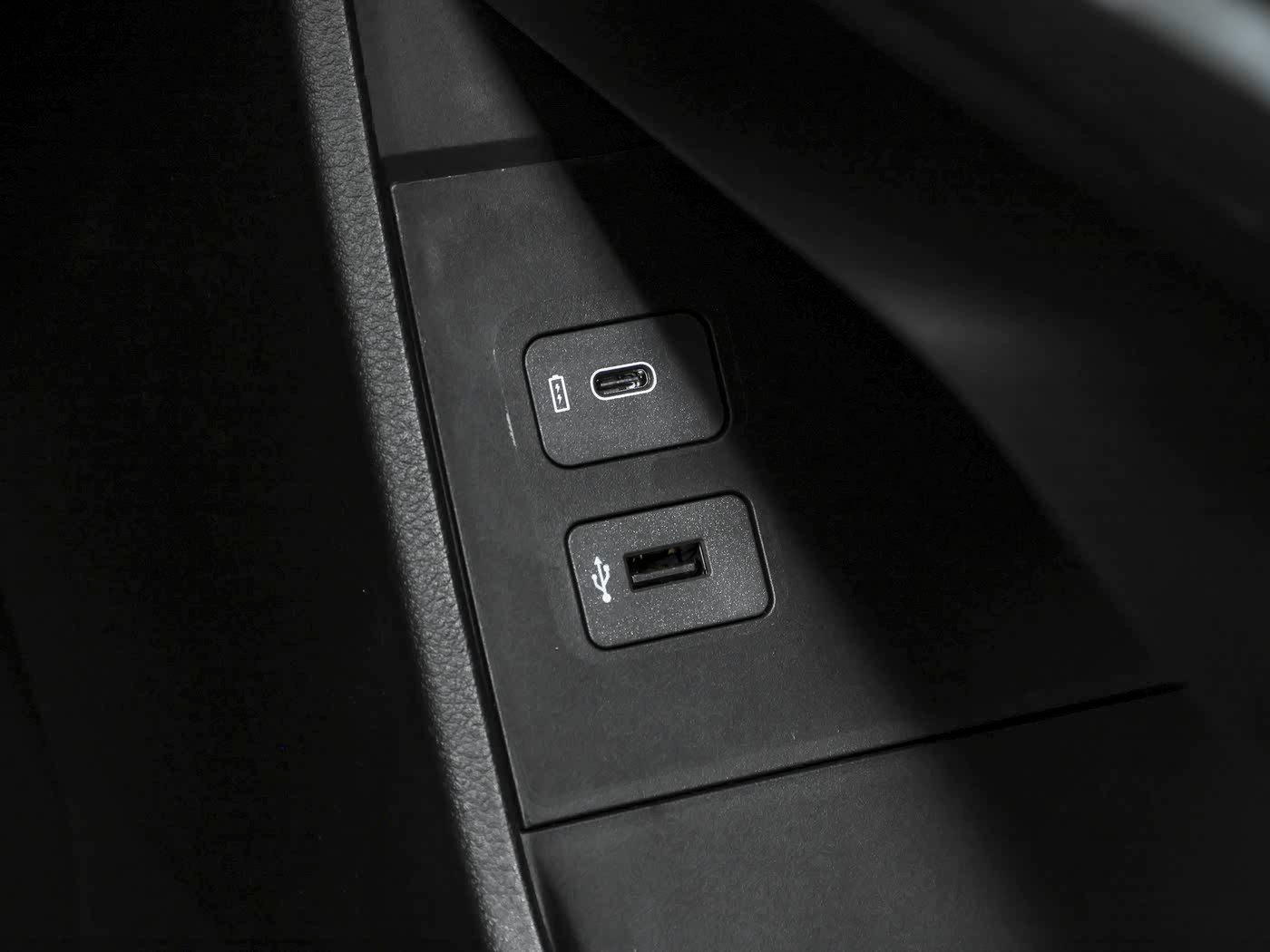 Mazda EZ-60, interior Negro, foto 11