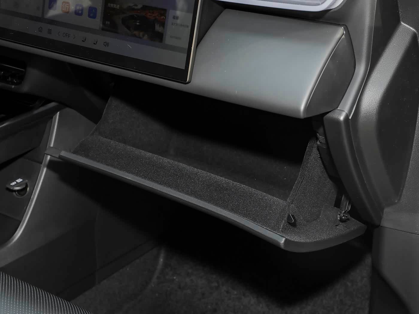 Mazda EZ-60, interior Negro, foto 14