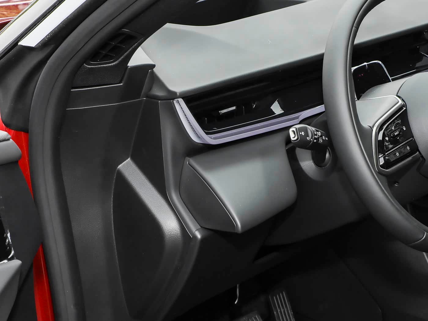 Mazda EZ-60, interior Negro, foto 2
