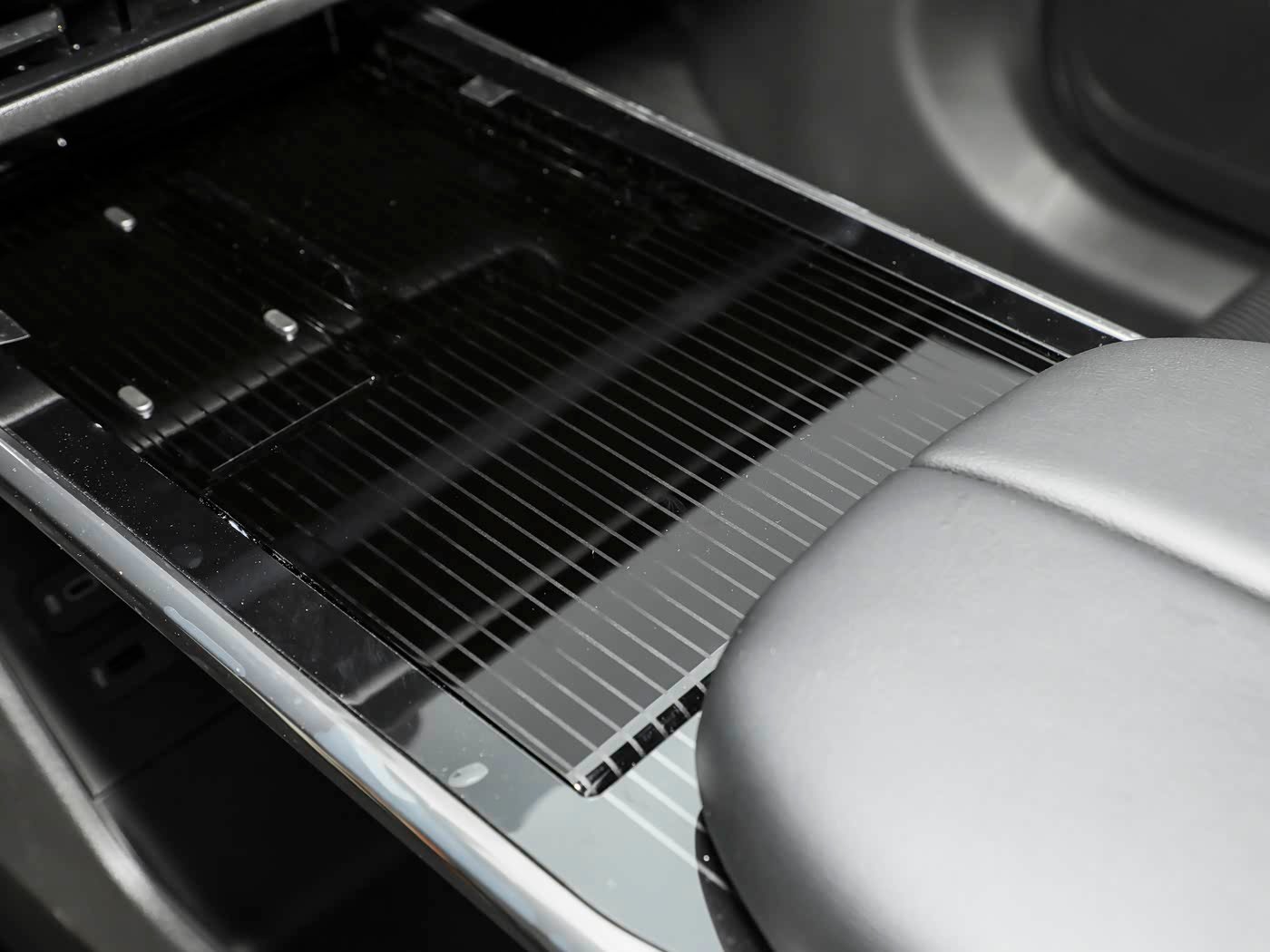 Mazda EZ-60, interior Negro, foto 8