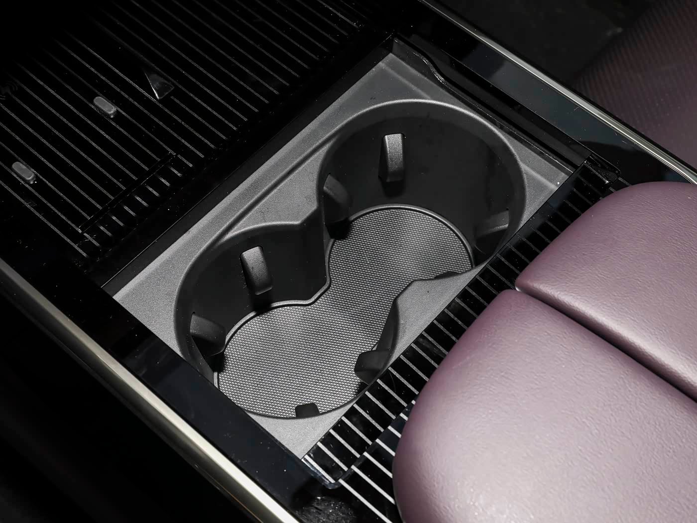 Mazda EZ-60, interior Púrpura, foto 11