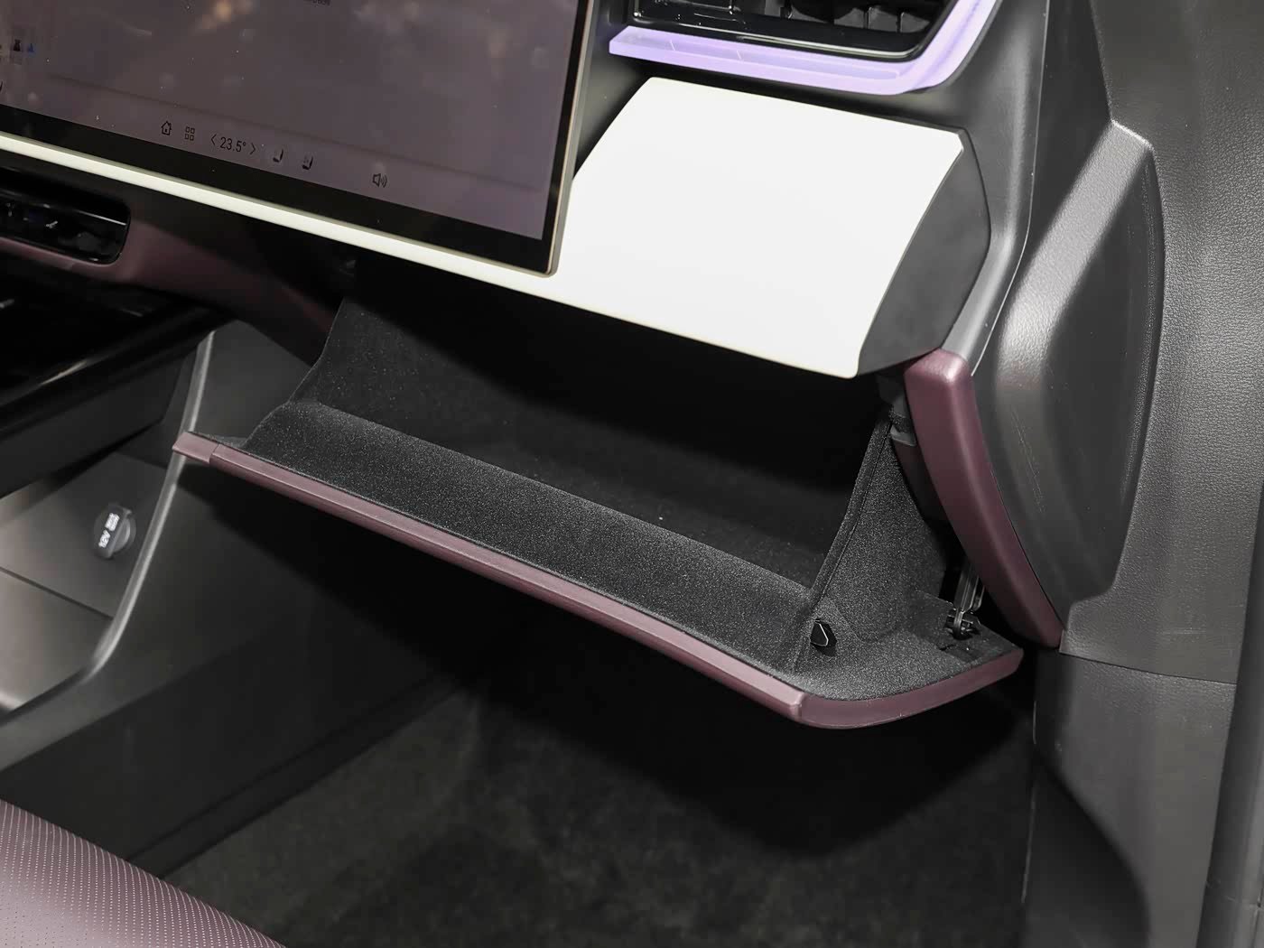 Mazda EZ-60, interior Púrpura, foto 15